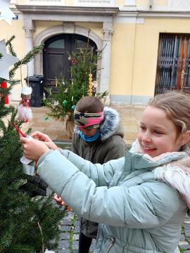 Foto utrinki krašenja smrečic in prižig plamenčkov upanja na Šutni (28)